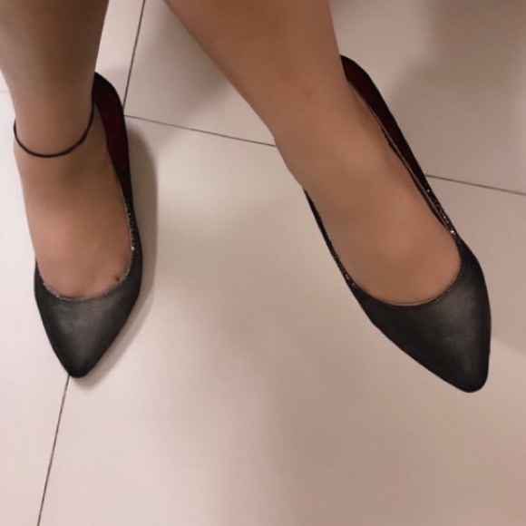 Get your hands on these stunning heels that project black and silver colors! - Picture 3 of 3